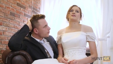 Fiatal menyasszony pénzért szopik a vőlegénye előtt Thumb