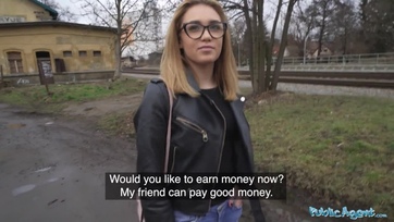 Még csak 18 esztendős a cicus de már mesterien cumizza a lompost és szívesen széttárja a combikáját Thumb