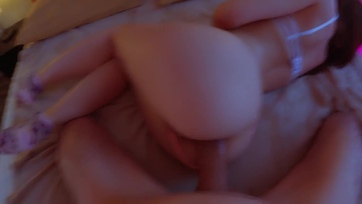 A tüneményes sunácska egy nagy pélót szerzett a szűk seggébe miután végzett a cumizással Thumb