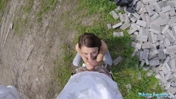 Az út mentén tejelt a szexi szlovén picsának hogy megfarkalhassa a forró muffocskáját Thumb