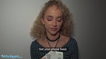 Elfogadta a zsetont a göndörhajú cicababa és hagyta hogy az anonym ügynök beakassza a kolbászát Thumb