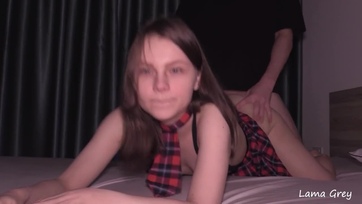 Kőkeményen szétdugták és lecumikáztatták a kedves tini csajt és végül beterítették az orcáját nedűvel Thumb