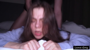 A tüneményes fősulis csajból gecifaló ribi lett, mikor a kollégiumi hálószobájában megdöngették Thumb